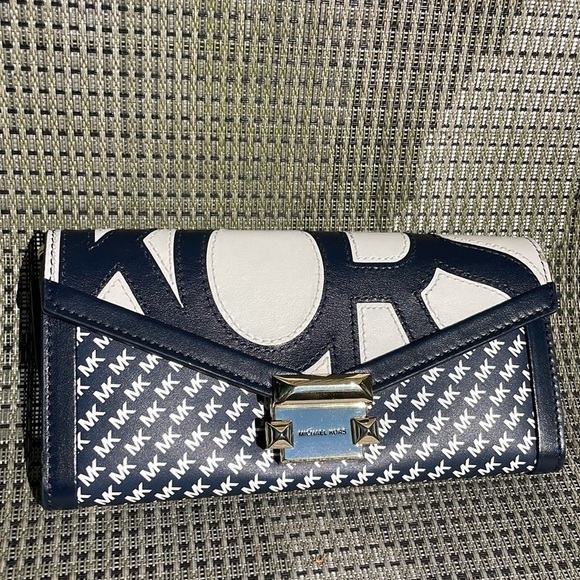 Michael Kors Whitney MK large graphic logo chain wallet - Picture 2 of 15